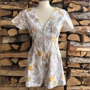 MINKPINK | Linen/Cotton Short-Sleeved Romper V-Neck Patterned Pleated